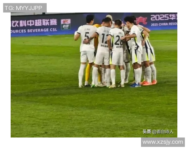 足球赛场突发意外球星短裤被扯断全场观众惊呼场面一度尴尬